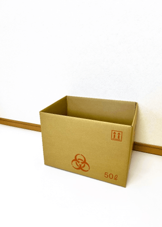 茶色い箱にオレンジ色のハザードマークがついた50L入る段ボール